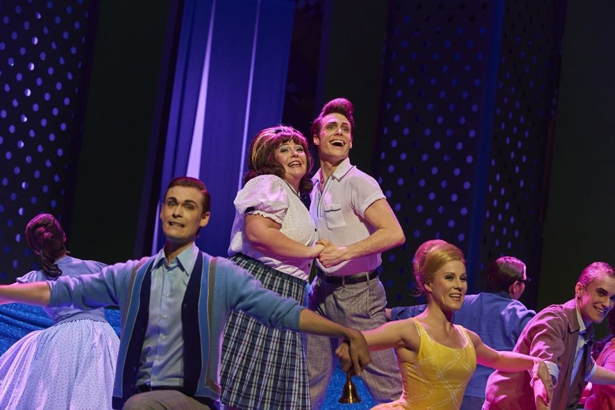 Oper Dortmund / HAIRSPRAY - Marja Hennicke, Jörn-Felix Alt, Ensemble © Björn Hickman
