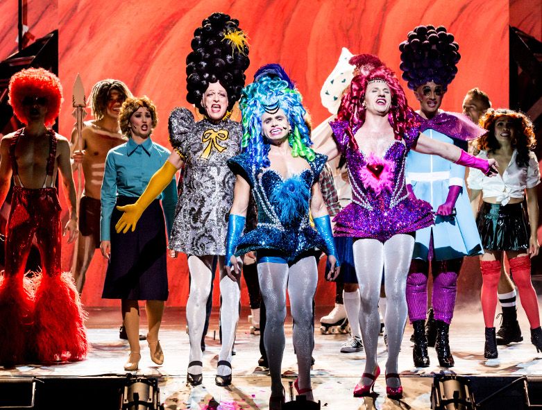 Staatstheater am Gärtnerplatz / Musical Priscilla - hier mit Erwin Windegger als Bernadette, Terry Alfaro als Adam, Armin Kahl als Tick und Ensemble © Marie-Laure Briane