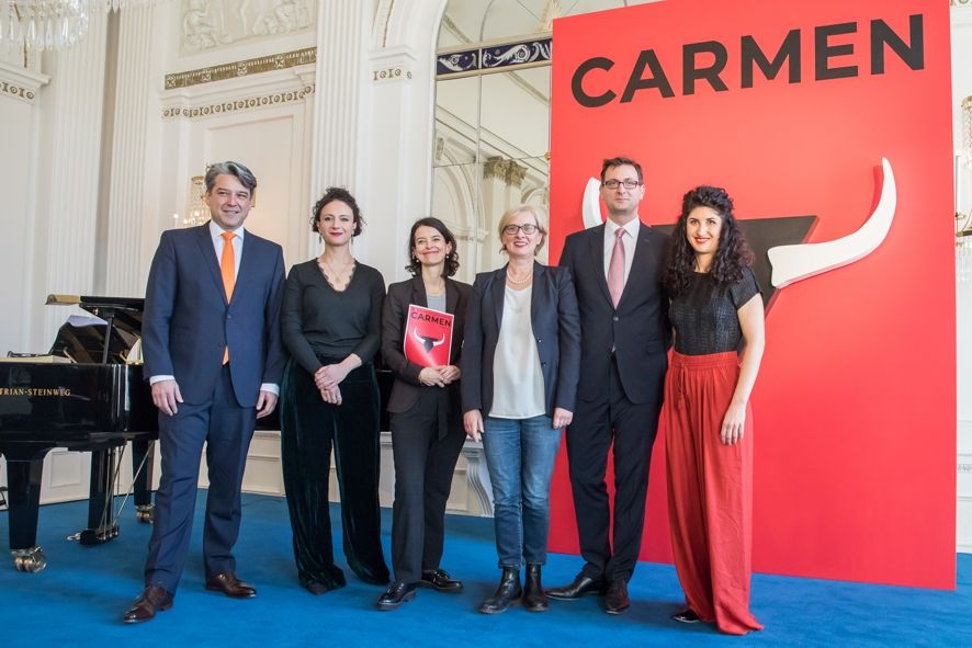 Staatstheater Braunschweig / Carmen - Burgplatz - Srba Dinic, Nana Dzidziguri, Isabel Ostermann, Dagmar Schlingmann, Julien Mounier, Carolin Löffler © Philipp Ziebart