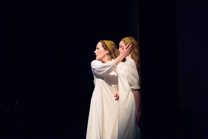 Deutsche Oper Berlin / Salome - hier Catherine Naglestad als Salome und eine "kleine" Salome © Monika Rittershaus
