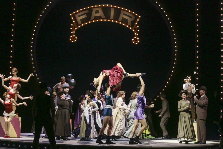 Volksoper Wien / Musical Carousel - hier Ensemble © Barbara Palffy
