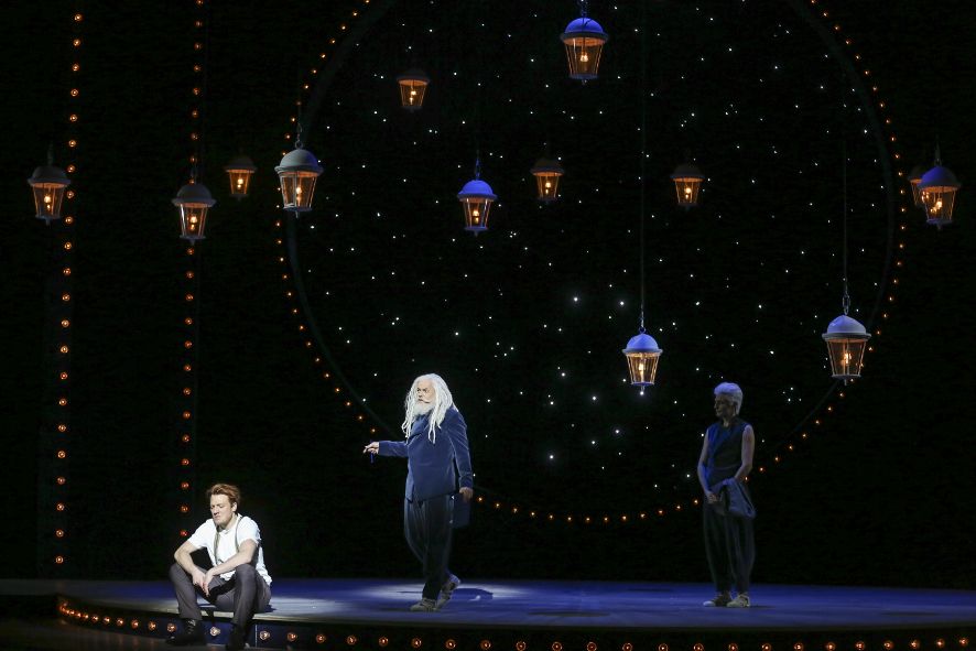 Volksoper Wien / Musical Carousel - hier Daniel Schmutzhard als Billy Bigelow, Robert Meyer als Sternwart/Dr. Seldon, Oliver Liebl als Himmlischer Freund © Barbara Palffy