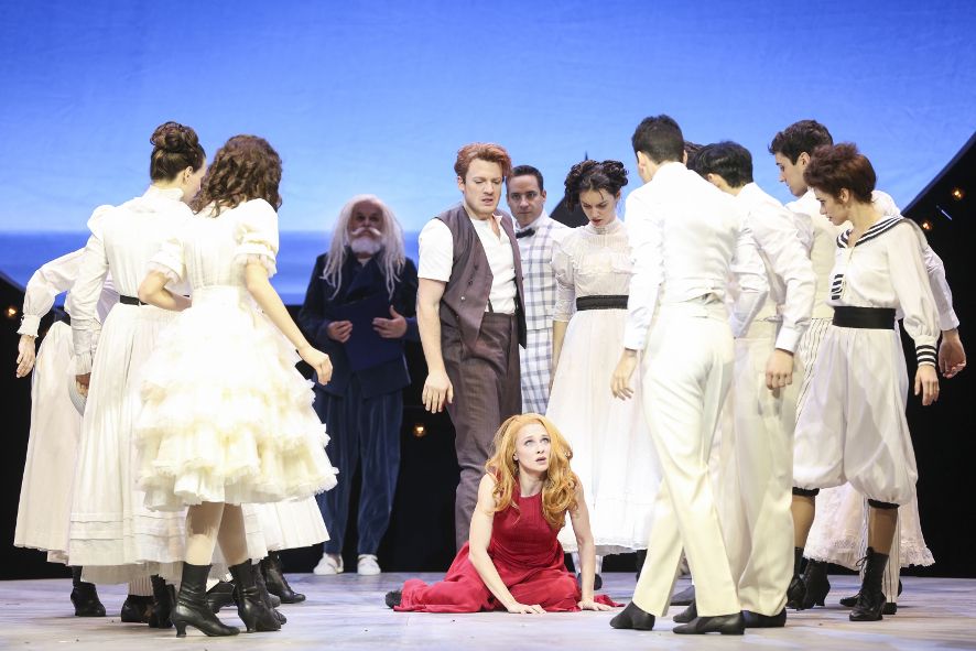 Volksoper Wien / Musical Carousel - hier Wiener Staatsballett, Robert Meyer als Sternwart/Dr. Seldon, Daniel Schmutzhard als Billy Bigelow, Mila Schmidt als Louise Bigelow © Barbara Palffy