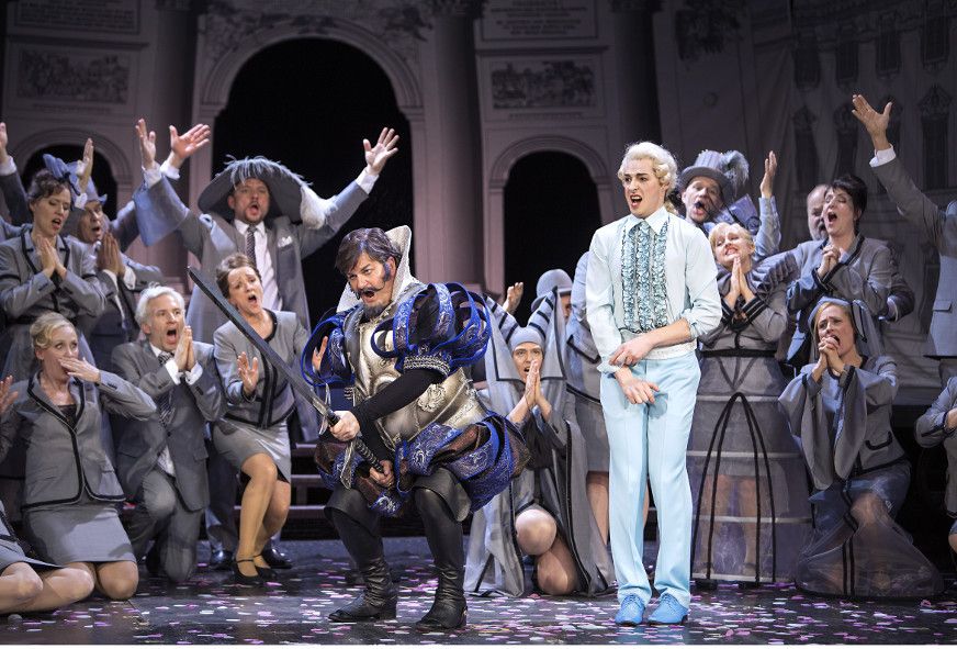 Komische Oper Berlin / Blaubart - hier Blaubart mit Prinz Saphir und Chor © Iko Freese drama-berlin.de