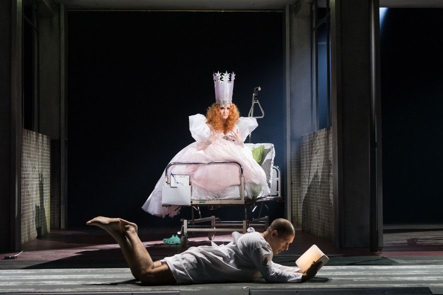 Theater Münster / Angels in America hier_ Der Engel will Prior als Prophet gewinnen, mit Kathrin Filip und Christian Miedl © Oliver Berg