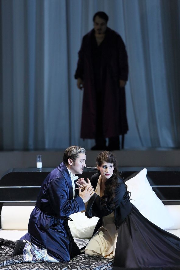 Bayerische Staatsoper / Un ballo in maschera hier- Pjotr Beczala als Riccardo_Anja Harteros als Amelia, George Petean als Renato im Hintergrund © Wilfried Hösl