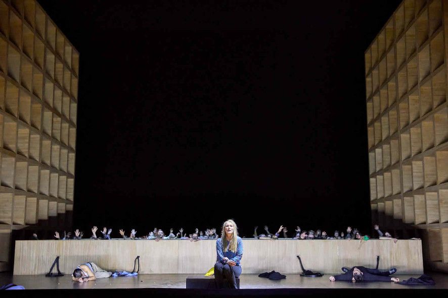 Hamburger Staatsoper / Messa da Requiem - hier Finale mit Maria Bengtsson, Solisten und Chor der Staatsoper Hamburg © Brinckhoff / Mögenburg