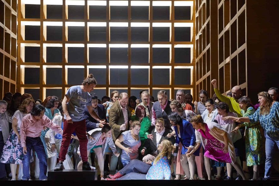 Hamburger Staatsoper / Messa da Requiem - hierMaria Bengtsson umringt von Statisten und Chormitgliedern der Staatsoper Hamburg © Brinckhoff / Mögenburg