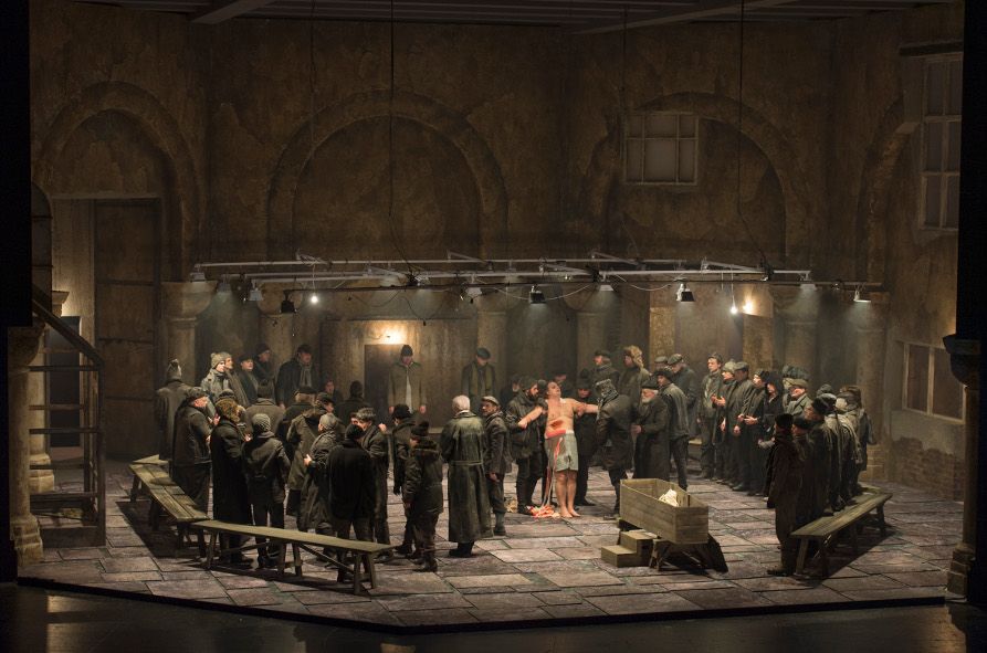 Staatsoper Unter den Linden Berlin / Parsifal - hier : Wolfgang Koch als Gurnemanz und Ensemble © Ruth Walz