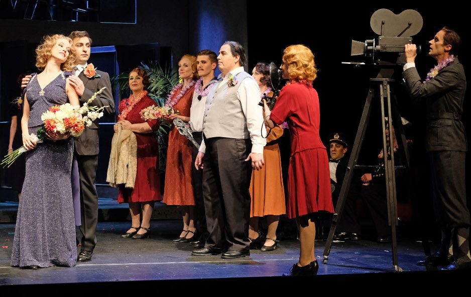 Theater für Niedersachen Hildesheim / Die Blume von Hawaii - hier: Meike_Hartmann als Laya, Ziad Nehme als Lilo Taro, Ensemble und Chor © F. von Traubenberg