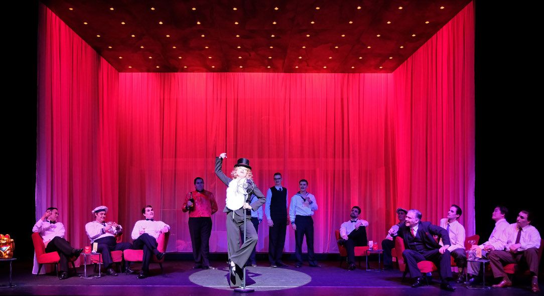 Theater für Niedersachen Hildesheim / Die Blume von Hawaii - hier : Meike_Hartmann als Laya, Ensemble und Chor © F. von Traubenberg