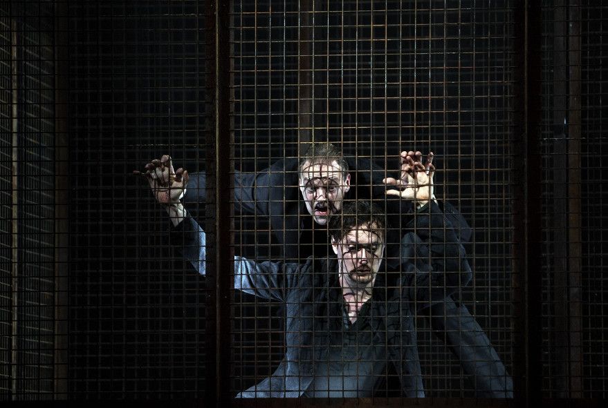 Oper Stuttgart / Der Gefangene - hier : John Graham-Hall als Kerkermeister und Georg Nigl als Der Gefangene © Bernd Uhlig