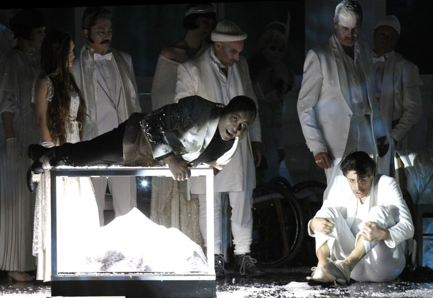 Theater Hagen / EVEREST - Musa Nkuna (Rob Hall), Kenneth Mattice (Doug Hansen), Chor des Theaters Hagen. © Klaus Lefebvre.