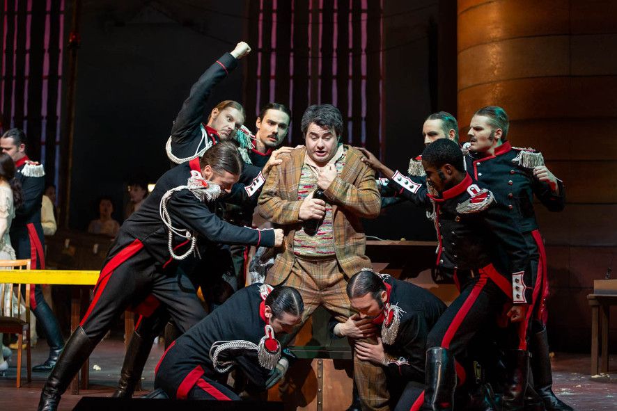 Musiktheater im Revier / Liebestrank - hier : Nemorino und die Belcores © Pedro Malinowski