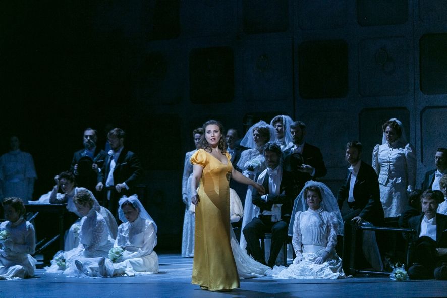 Gärtnerplatztheater / Semele - Jennifer O'Loughlin als Semele, Holger Ohlmann als Cadmus, Chor © Thomas Dashuber