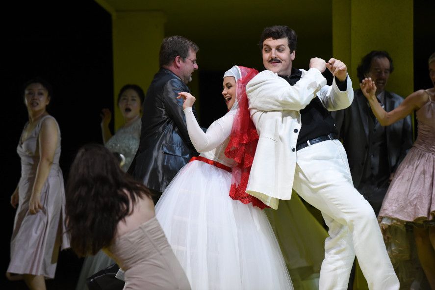 Hessisches Staatstheater Wiesbaden / Don Giovanni - hier : Katharina Konradi als Zerlina und Benjamin Russell als Masetto und Ensemble Foto Karl Monika Forster