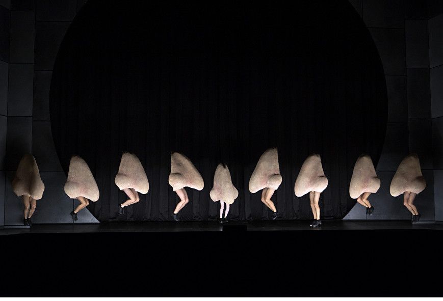Komische Oper Berlin / Die Nase - hier : Ensemble © ikofreese _drama_berlin.de