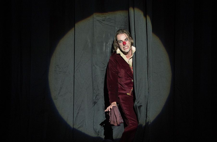 Komische Oper Berlin / Die Nase - hier : Günter Papendell als Kowaljow mit ohne NASE © ikofreese _drama_berlin.de