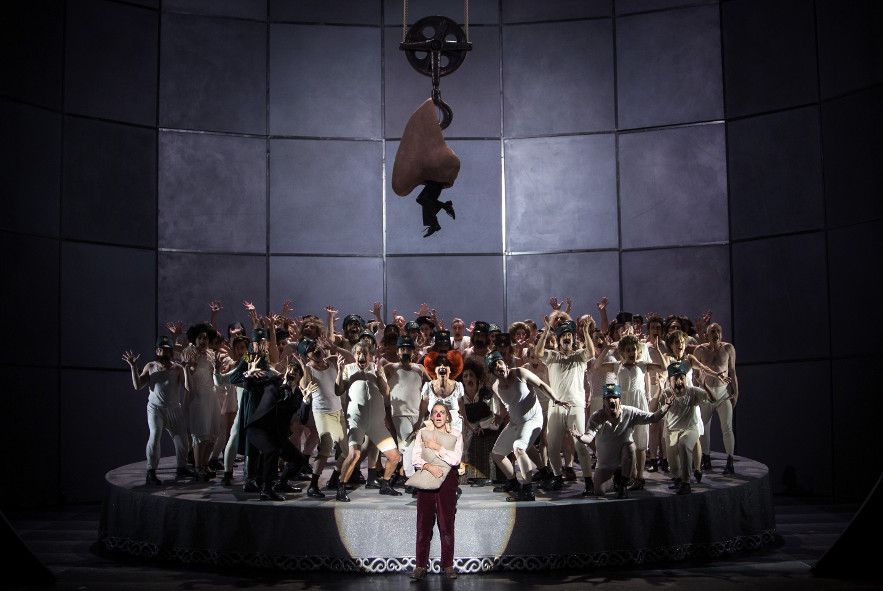 Komische Oper Berlin / Die Nase - hier : Ensemble © ikofreese _drama_berlin.de