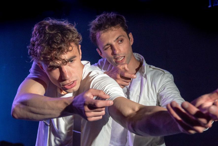 Theater Münster / Heldenangst - Vor 100 Jahren endete der erste Weltkrieg hier Jean Dartemont Joachim Foerster und Charles Morillon üben für die Front © Oliver Berg Theater Münster / Heldenangst - Vor 100 Jahren endete der erste Weltkrieg hier Jean Dartemont Joachim Foerster und Charles Morillon üben für die Front © Oliver Berg