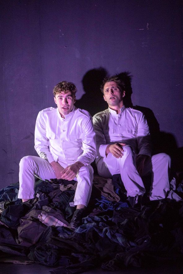 Theater Münster / Heldenangst - Theater Münster / Heldenangst - Vor 100 Jahren endete der erste Weltkrieg hier Jean Dartemont Joachim Foerster und Charles Morillon haben Angst © Oliver Berg Theater Münster / Heldenangst - Theater Münster / Heldenangst - Vor 100 Jahren endete der erste Weltkrieg hier Jean Dartemont Joachim Foerster und Charles Morillon haben Angst © Oliver Berg