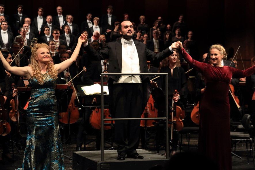 Deutsche Oper Berlin / Maria Stuarda - konzertant hier Schlussapplaus mit vlnr Jana Kurocová, Francesco Ivan Ciampa, Diana Damrau, Chor und Orchester der Deutschen Oper Berlin © Patrik Klein