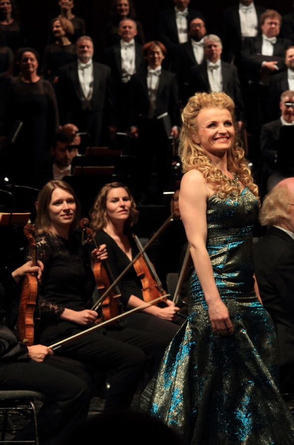 Deutsche Oper Berlin / Maria Sturda - hier :Schlussapplaus mit Jana Kurucová, Chor und Orchester der Deutschen Oper Berlin © Patrik Klein
