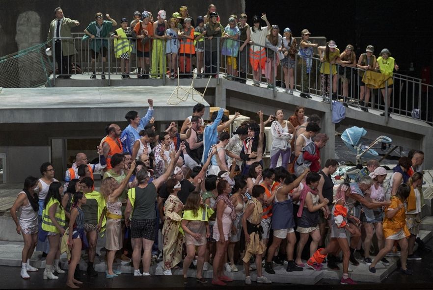 Staatsoper Stuttgart / Erdbeben. Träume - hier: Torsten Hofmann als Pedrillo, Benjamin Williamson als Anführer der sadistischen Knaben, Kinderchor der Oper Stuttgart, Mitglieder des Staatsopernchores © A.T. Schaefer