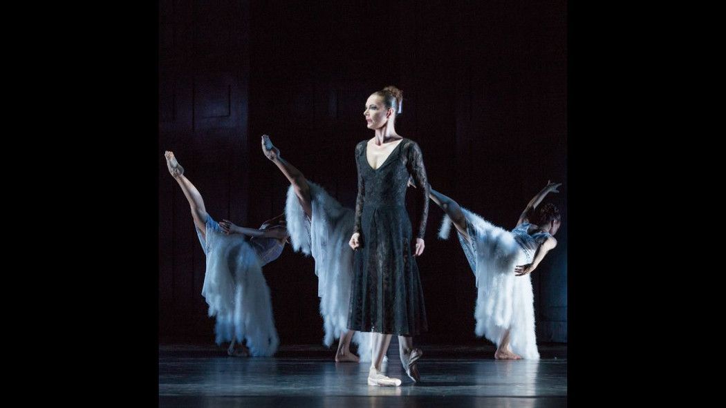 Deutsche Oper am Rhein / Schwanensee - hier : Young Soon Hue als Odile und Schwanenfrauen © Gert Weigelt