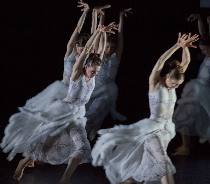 Deutsche Oper am Rhein / Martin Schläpfer: Schwanensee – Kailey Kaba, Elisabeta Stanculescu, Alexandra Inculet, Feline van Dijken (Schwanen-Frauen) FOTO © Gert Weigelt