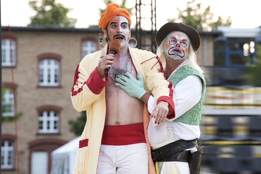 Staatstheater Cottbus / KÖNIG KASPER KANN IMMER Theaterjahrmarkt im Kasernenhof von Albrecht Hirche Szenenfoto mit (v.l.n.r.): Gunnar Golkowski (Hermann von Eiscreme) und Lech Chébirthar (Clown Eddy) © Marlies Kross