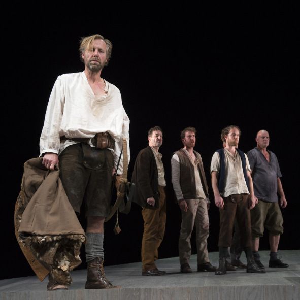 Theater am Domhof Osnabrück / Wilhelm Tell - von Friedrich Schiller - hier : Tell distanziert sich von den Rebellen; v.l.: Andreas Möckel, Thomas Kienast, Philippe Thelen, Mick Riesbeck, Matthias Unruh © Kerstin Schomburg