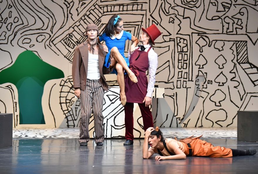 Staatstheater Cottbus / ALICE IM WUNDERLAND - Szenenfoto mit (v.l.n.r.): Pedro Gómez (Märzhase), Venira Welijan (Alice), Niko Ilias König (Hutmacher) und Inmaculada Marín Lopéz (Haselmaus) © Marlies Kross