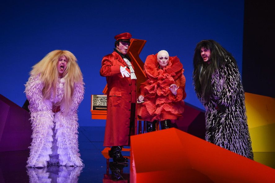 Staatsoper Hamburg / Cosi fan tutte - hier : v.l. Pietro Spagnoli, Kartal Karagedik, Dovlet Nurgeldiyev, Sylvia Schwartz © Hans Jörg Michel