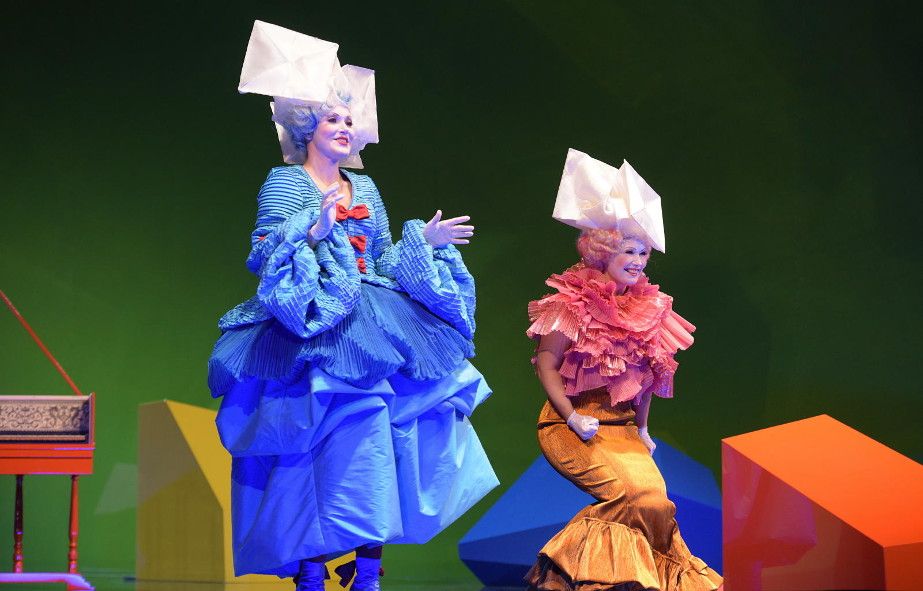 Staatsoper Hamburg / Cosi fan tutte : hier : v.l. Maria Bengtsson, Ida Aldrian © Hans Jörg Michel