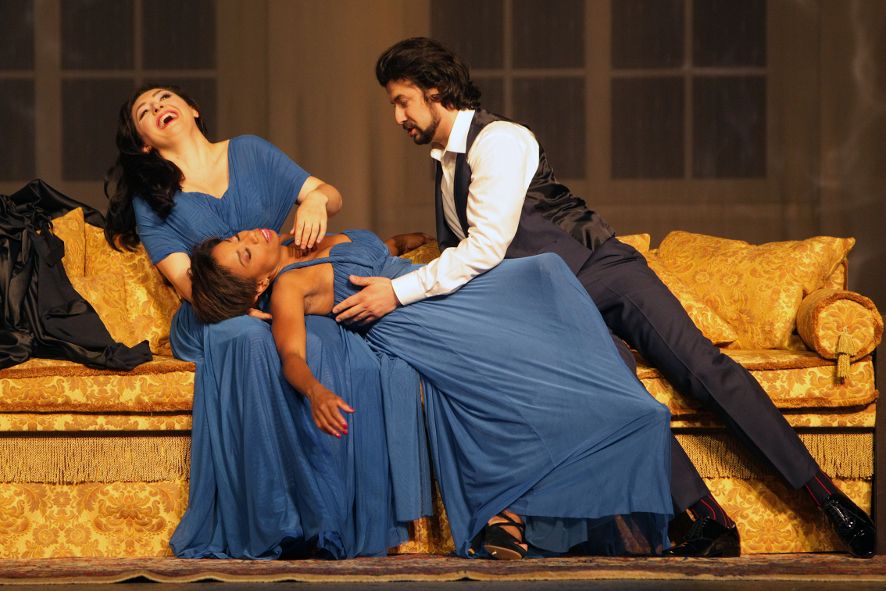 Aalto Theater Essen / Eine Nacht in Venedig - hier : Annina und Ciboletta mit dem Herzog © Joerg Landsberg