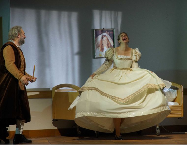 Hessisches Staatstheater / Die Meistersinger von Nürnberg - hier : Oliver Zwarg als Hans Sachs und Betsy Horne als Eva © Monika Forster