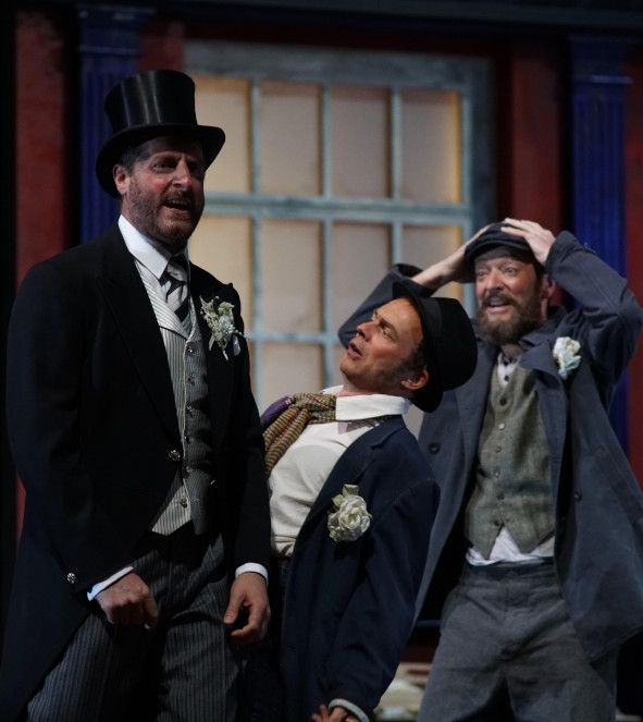 Hessisches Staatstheater Wiesbaden / May fair Lady - hier : Michael Birnbaum als Alfred P. Doolittle, Jochen Elbert, John Holyoke © Monika Forster