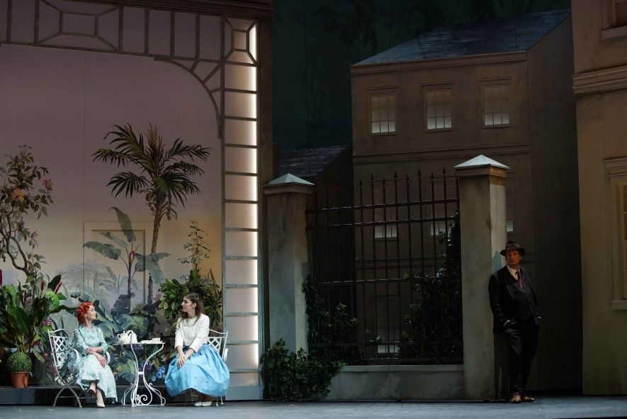 Hessisches Staatstheater Wiesbaden / May fair Lady - hier : Uwe Eric Laufenberg als Henry Higgins, rechts, Mira Benser als Eliza Doolittle und Margit Schulte-Tigges als Mrs. Higgins © Monika Forster