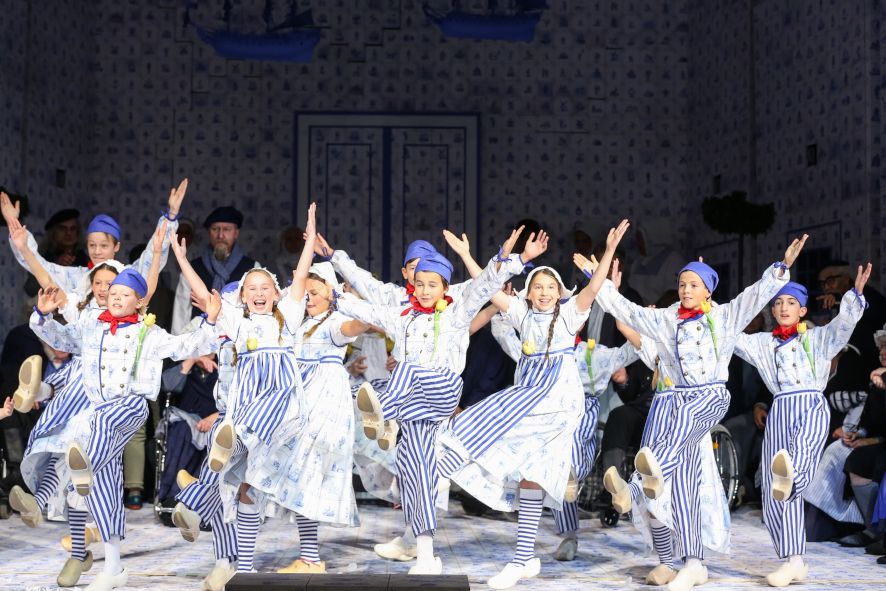 Volksoper Wien / Zar und Zimmermann - hier: der Holzschuhtanz des Kinderchores © Barbara Pallfy / Volksoper Wien