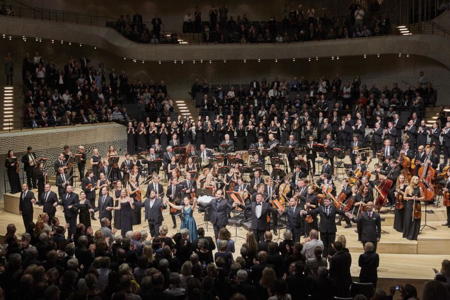 Elbphilharmonie Hamburg / La Traviata konzertant mit musicAeterna of Perm © Claudia Höhne