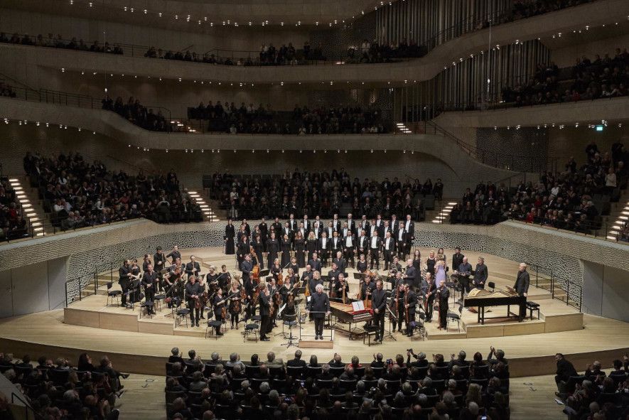 Elbpilharmonie Hamburg / Hippolyte et Aricie  - hier : Freiburger Barockorchester, Chor der Staatsoper Unter den Linden und Simon Rattle © Claudia Hoehne