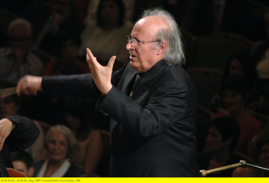 hier aus der Stuttgarter Liederhalle, Eliahu Inbal leitet das SWR Symphonieorchester © SWR/Z. Chrapek hier aus der Stuttgarter Liederhalle, Eliahu Inbal leitet das SWR Symphonieorchester © SWR/Z. Chrapek