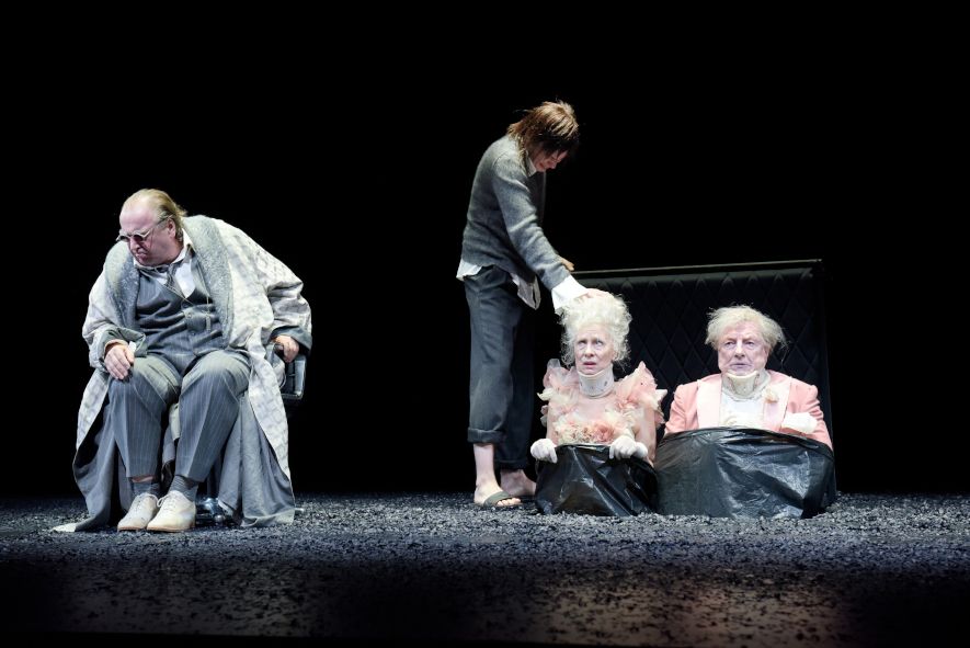 Residenztheater München / ENDSPIEL von Samuel Beckett - hier : Oliver Nägele (Hamm), Franz Pätzold (Clov), Ulrike Willenbacher (Nell), Manfred Zapatka (Nagg) © Thomas Aurin