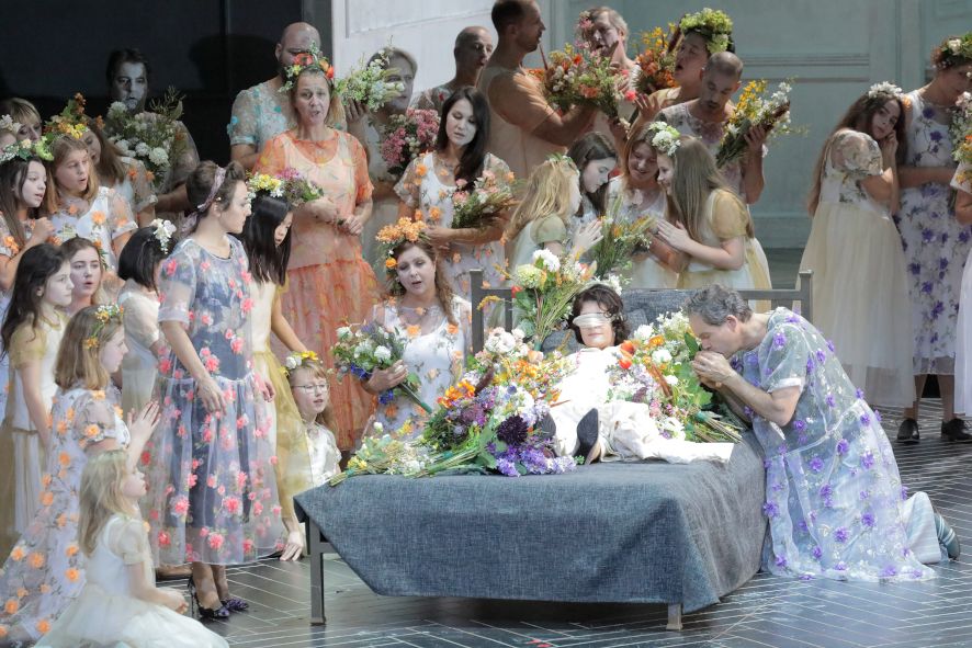 Bayerische Staatsoper / Otello - Giuseppe Verdi - hier : Gerald Finley als Jago und Anja Harteros als Desdemona und Chor © Wilfried Hoesl