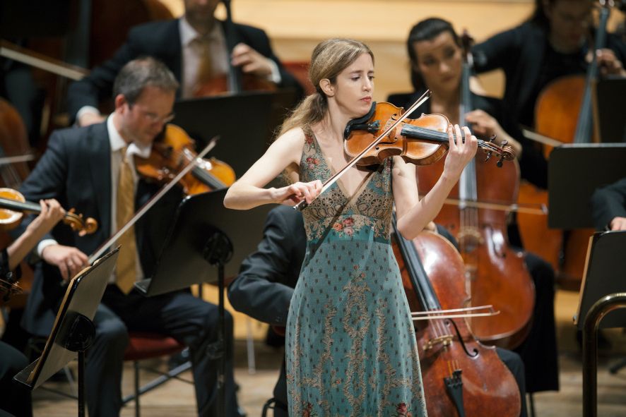 Dresdner Staatskapelle / 4. Symphoniekonzert der Dresdner Staatskapelle mit Dirigent David Afkham und hier Geigerin Vilde Frang © Oliver Killig