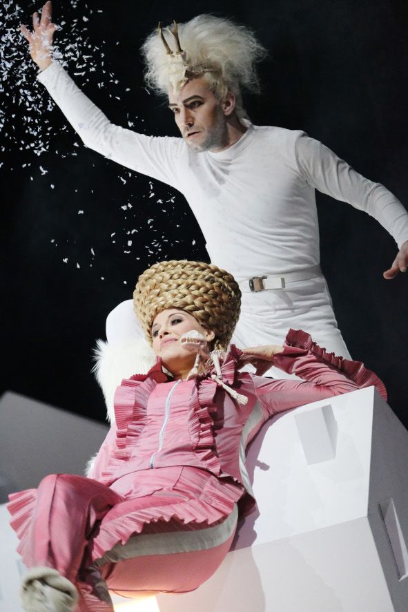 Theater für Niedersachsen / Die Pantoeffelchen - hier : Neele Kramer als Hexe Solocha, Peter Kubik als Teufel © Falk von Traubenberg