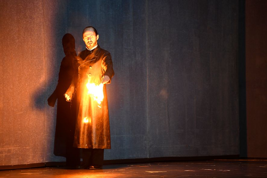 Deutsche Oper Berlin / Les Contes d´Hoffmann - hier : Alex Esposito als Dapertuto  © Bettina Stoess