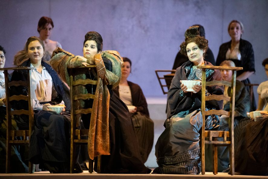 Opéra Royal de Wallonie-Liège / Le comte Ory - hier : Ensemble und Alexise Yerna als Dame Ragonde © Opéra Royal de Wallonie-Liège