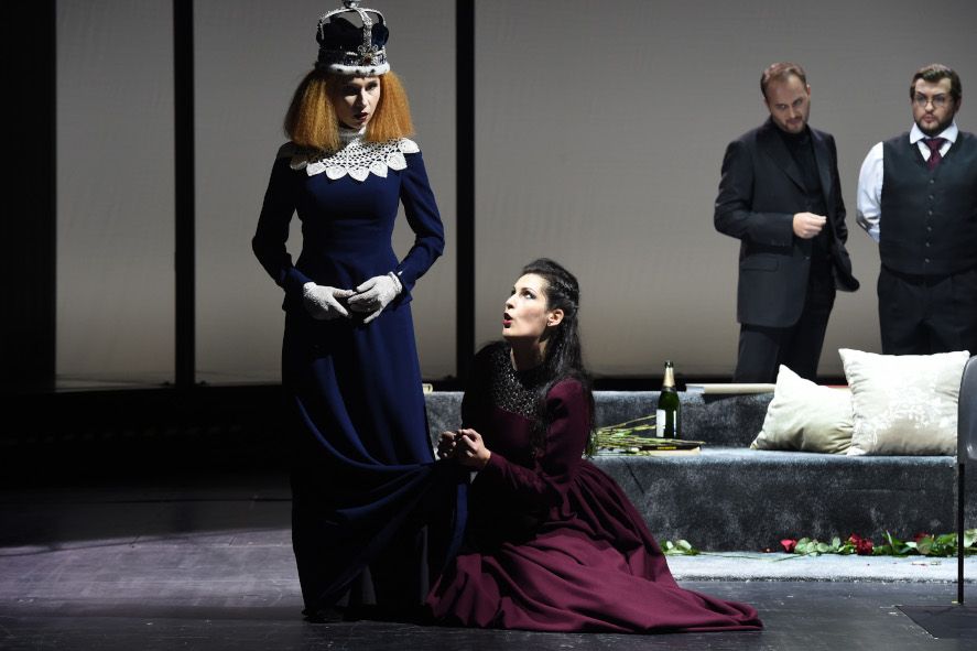 Deutsche Oper am Rhein / Maria Stuarda - hier : Maria Kataeva als Elisabetta , Adela Zaharia als Maria Stuarda, Richard Šveda als Lord Guglielmo Cecil, Bogdan Talos als Giorgio Talbot © Hans Joerg Michel